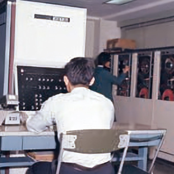 본사의 5 층에 설치된 최초의 코인 카지노 사이트 Hitac 8210 (1969)