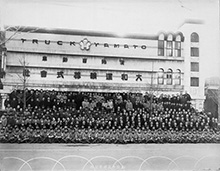 새로운 본사 앞에있는 모든 직원의 기념 사진 (1934 년 15 주년)